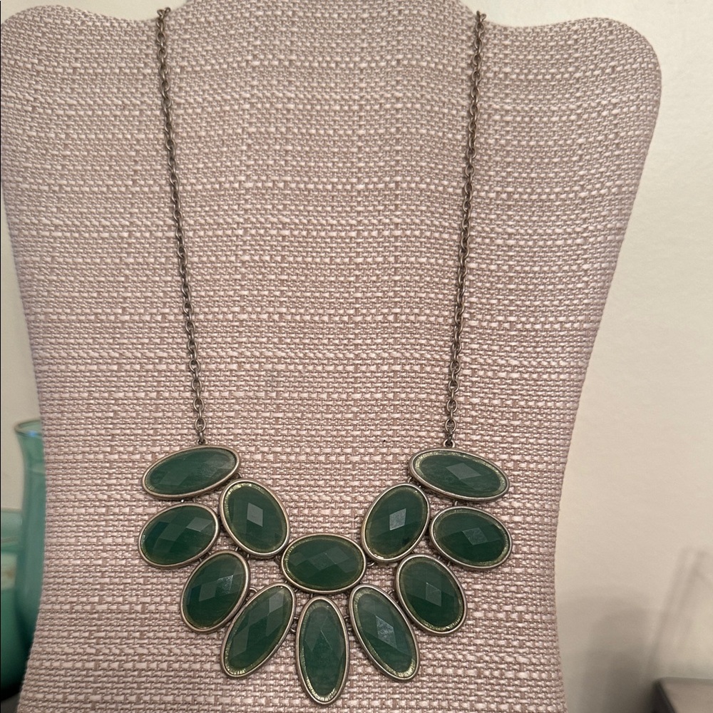 Silver-tone statement necklace with green faceted acrylic stones - Picture 1 of 2